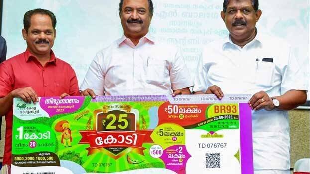 ഓണം ബംബര്‍: ടിക്കറ്റെടുക്കാൻ അതിര്‍ത്തി പ്രദേശങ്ങളില്‍ തമിഴരുടെ കൂട്ടയിടി; നറുക്കെടുപ്പ് മാറ്റണമെന്ന് കച്ചവടക്കാര്‍ Onam Bamber