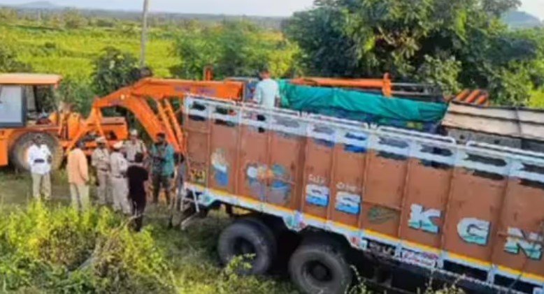 മൃഗശാലയിലേക്ക് മൃഗങ്ങളുമായി എത്തിയ ലോറി വൈദ്യുതി പോസ്റ്റിലിടിച്ച് മറിഞ്ഞു, കൂട്ടിൽ നിന്ന് രക്ഷപ്പെട്ട് മുതലകൾ